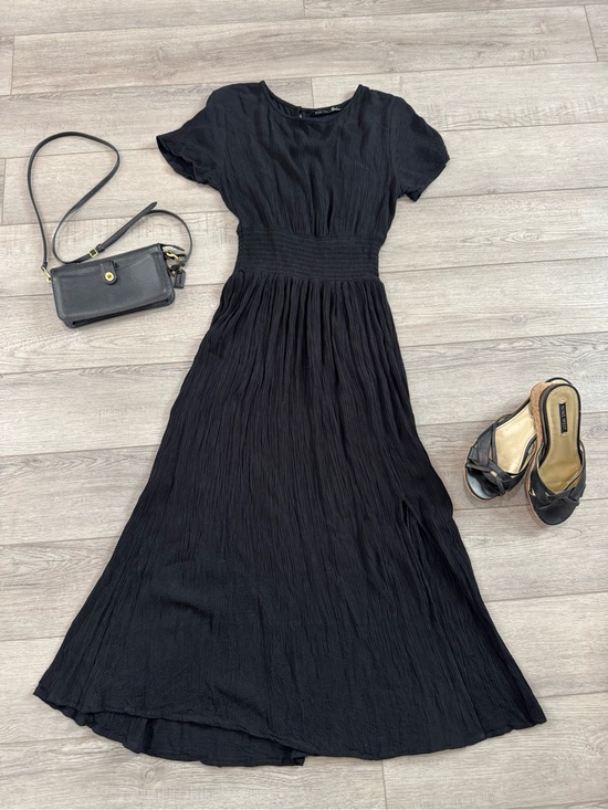 Black Tape_ Dresses & Skirts - Classic Black Short-Sleeve Dress - Elegant Everyday Style